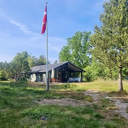 Ferienhaus-mit-drei-terrassen-grosser-fensterfront-und-strandnaehe *