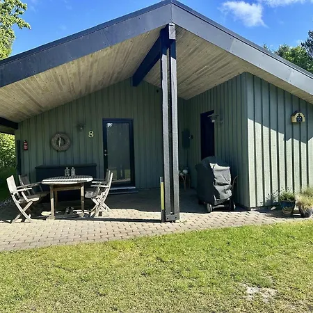 Ferienhaus-mit-drei-terrassen-grosser-fensterfront-und-strandnaehe Hébergement de vacances *