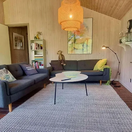 Ferienhaus-mit-drei-terrassen-grosser-fensterfront-und-strandnaehe Hébergement de vacances *